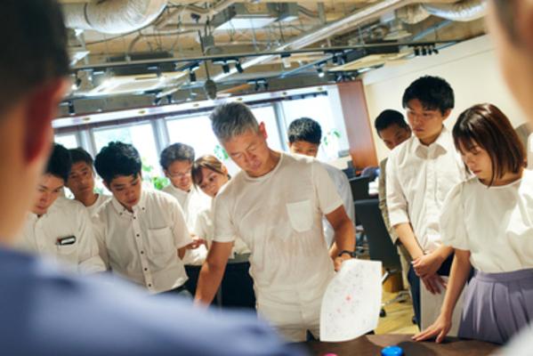 社員が情報収集してきた資料を毎朝物件会議で社長にプレゼンし、全員で共有しています。スピード感や効率を大切にしながら働いています♪