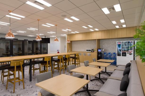 フリードリンク、フリースナック、フリーアドレス、各拠点徒歩10分以内の好立地