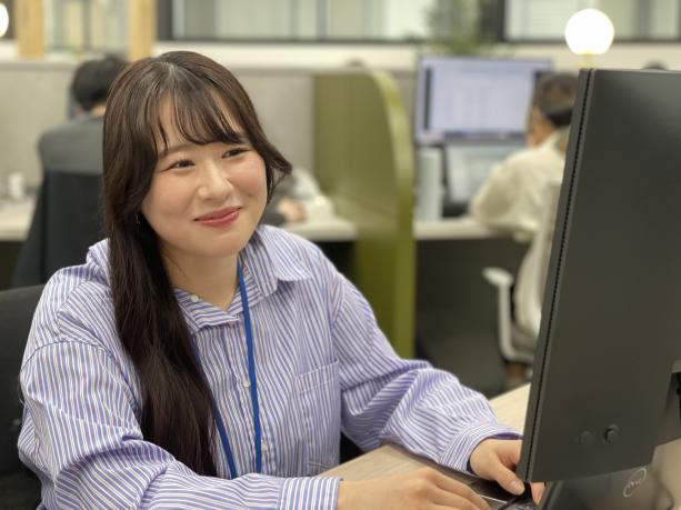 オフィスで作業している様子