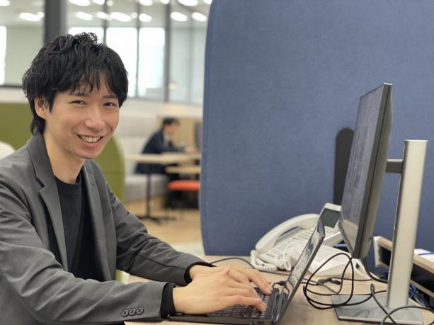 オフィスで作業している様子