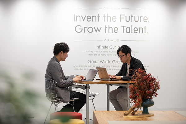 年次関係なく「問い」を立て、議論から新しい「仕組み」を生み出すインフキュリオンのエンジニアたち。