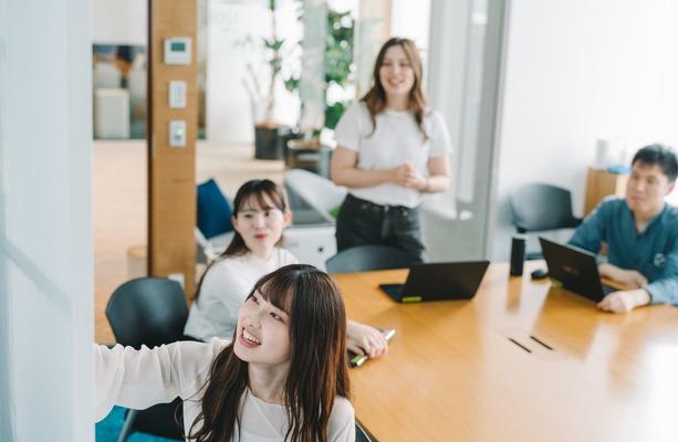 意見を交わしながら議論を深めるミーティングの様子