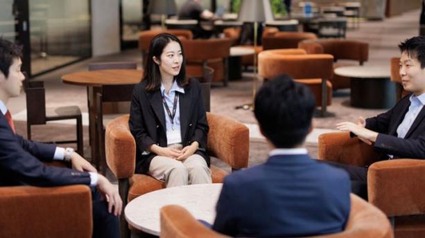 若手社員の座談風景